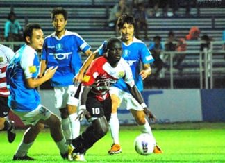 Pattaya United’s O. J. Obatola slips away from the TOT defence during the second half of their Thai Premier League fixture in Bangkok, Sunday, April 22. (Photo/Ariyawat Nuamsawat – Pattaya United)